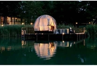 Nakvynė „Oasis Dome“ kupole ant ežero kranto Varėnos rajone