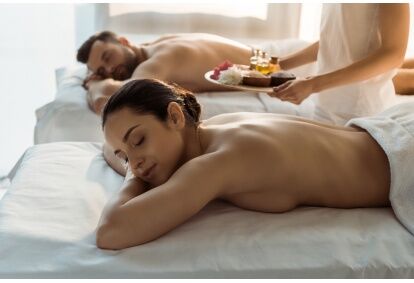 Atpalaiduojantis masažas dviem + DOVANA masažo namuose „Laimės terapija“
