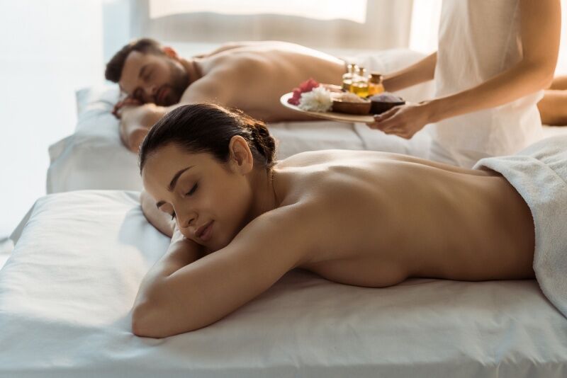 Atpalaiduojantis masažas dviem + DOVANA masažo namuose „Laimės terapija“