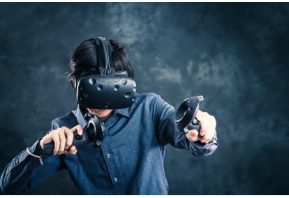 Žaidimas su virtualios realybės akiniais V-R SHOP kambaryje Kaune