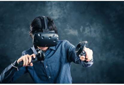 Žaidimas su virtualios realybės akiniais V-R SHOP kambaryje Kaune