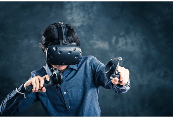 Žaidimas su virtualios realybės akiniais V-R SHOP kambaryje Kaune