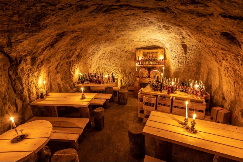 Romantiška vyno degustacija smiltainio oloje žvakių šviesoje šeimai