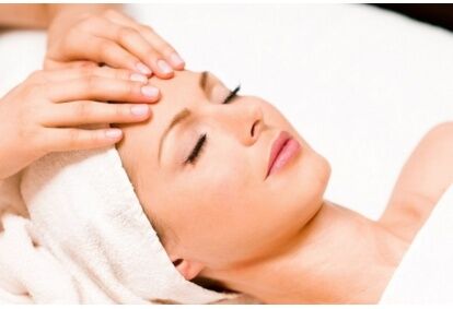 Limfodrenažinis veido masažas su giluminiu šveitimu ir giluminio drėkinimo kauke
