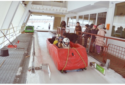 Brauciens ar vučko bobsleja un kamaniņu trasē "Sigulda"