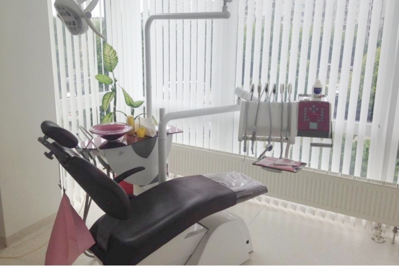 Burnos higiena, dantų poliravimas Airflow sistema ir biostimuliacija lazeriu