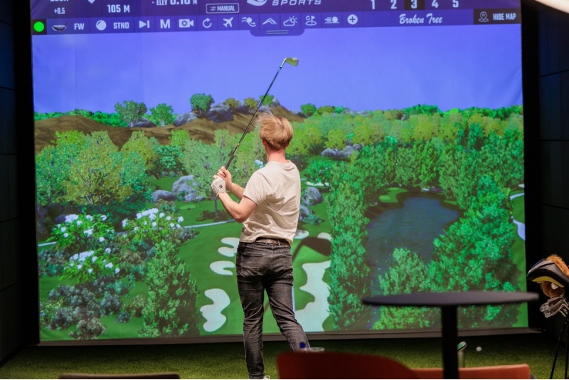 Pažintinė golfo pamoka golfo simuliatoriumi „Indoor Golf & Sports Lounge“