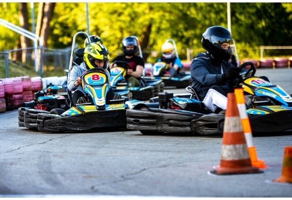 Pasivažinėjimas kartingais „GOKARTAS“ kartodrome kompanijai