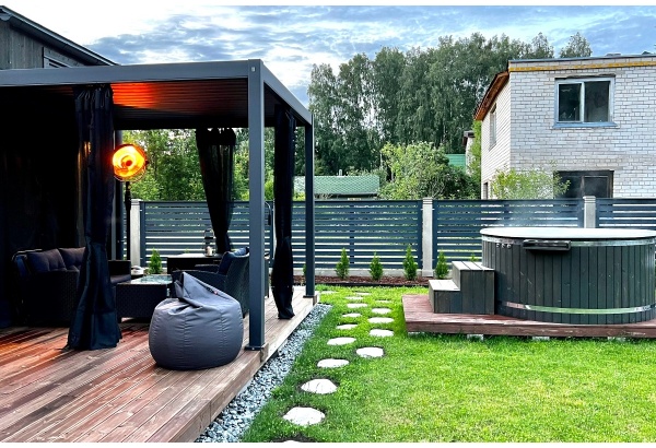 Atpalaiduojanti nakvynė su kubilu ir sauna įrengtame poilsio namelyje Nandi rezidencija