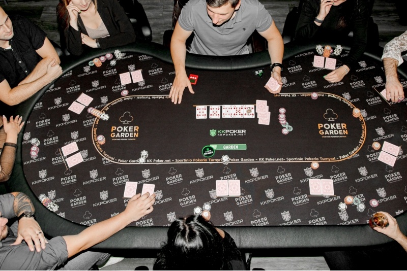 Sportinio pokerio stalo nuoma su krupje privačiam vakarui Kaune