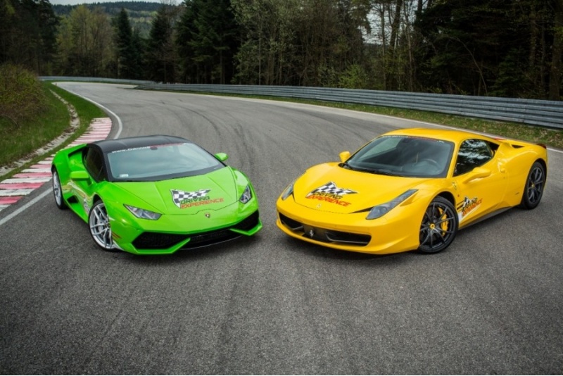 „Lamborghini Huracan“ prieš „Ferrari 458 Italia“.