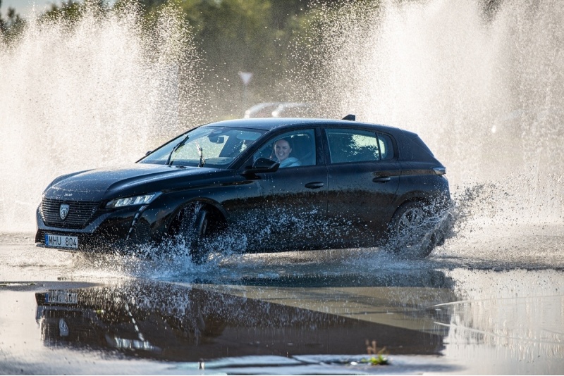Automobilio vairavimas slidžių dangų trasoje Kaune