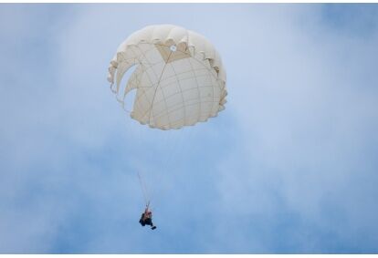Šuolis apvaliu parašiutu Sasnavos aerodrome Marijampolėje