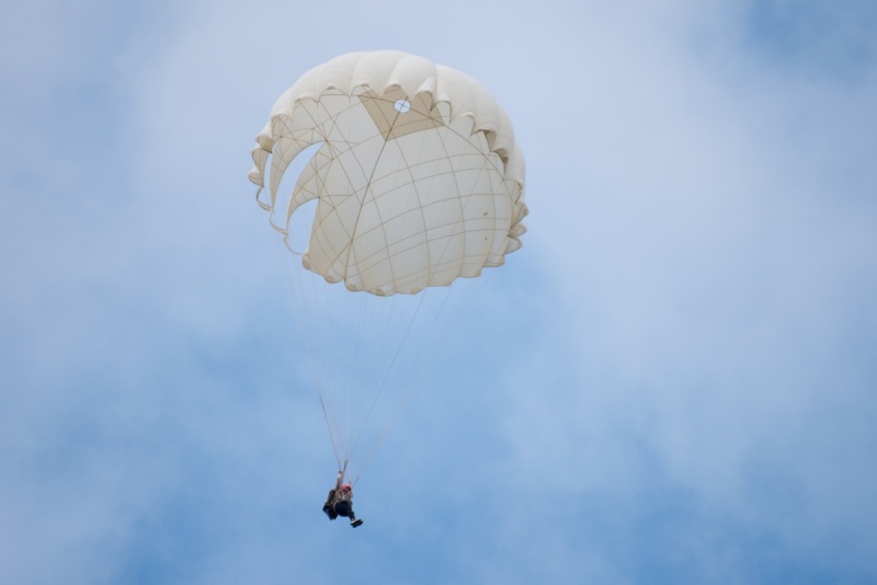 Šuolis apvaliu parašiutu Sasnavos aerodrome Marijampolėje