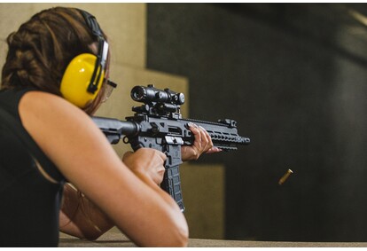 Šaudymas iš dviejų kovinių ginklų šaudykloje „Tiras 365“ Klaipėdoje