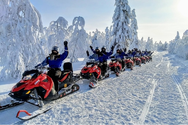 Sniego motociklų safaris ieškant šiaurės pašvaistės dviem