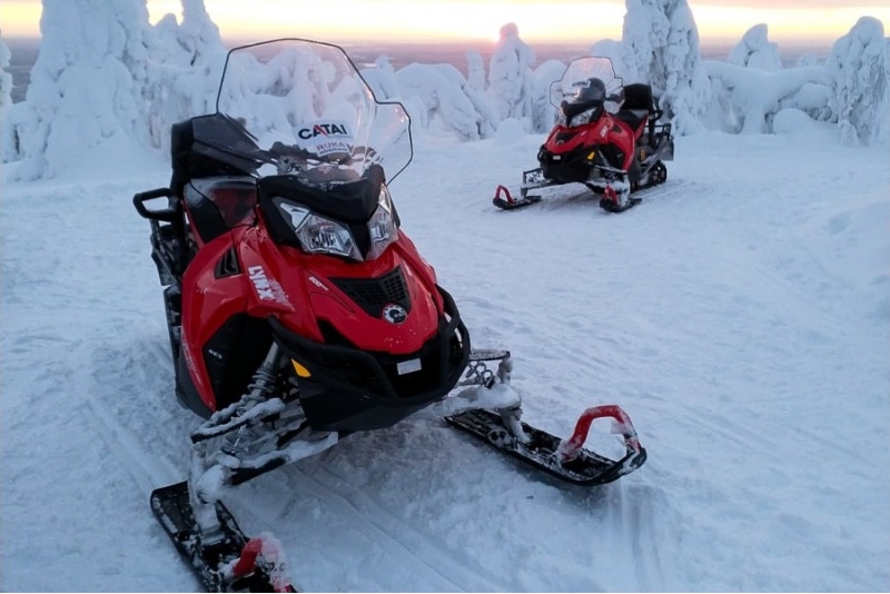 Sniego motociklų safaris ieškant šiaurės pašvaistės dviem