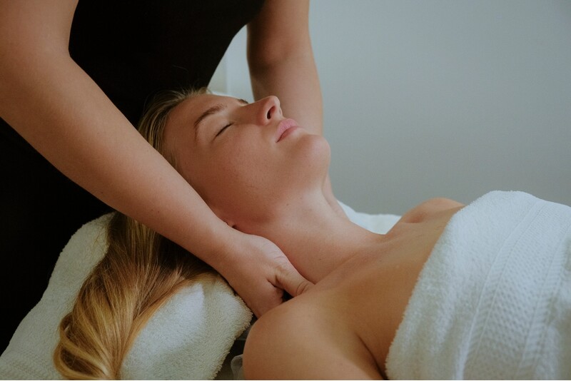 Sprando, pečių juostos ir pėdų masažas masažo namuose „Laimės terapija“