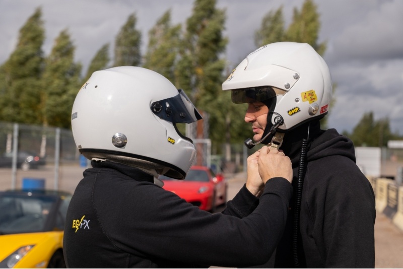 Pasivažinėjimas pasirinktu automobiliu "TAXI DRIVE" su profesionaliu lenktynininku trasoje