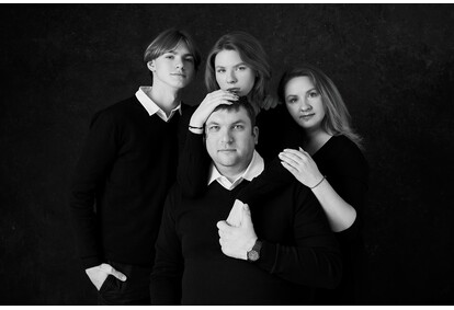 Šeimos portreto fotosesija studijoje Vilniuje