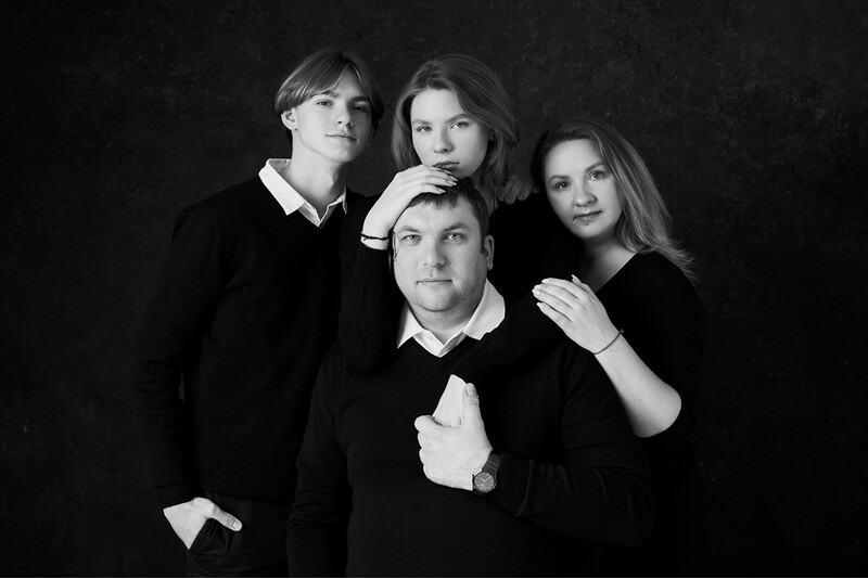Šeimos portreto fotosesija studijoje Vilniuje