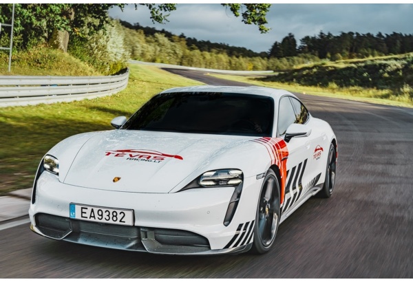 Vairuok sportinį „Porsche Taycan Turbo S“ Nemuno žiedo trasoje