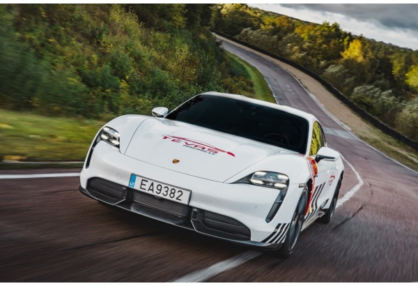Ekstremalus pasivažinėjimas su „Porsche Taycan Turbo S“ Nemuno žiedo trasoje