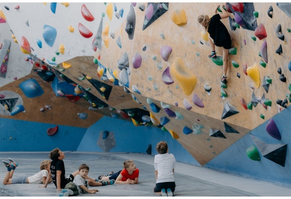 Įvadinė laipiojimo pamoka su instruktoriumi laipiojimo centre „Vertical“ Vilniuje