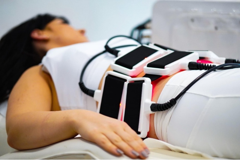 Kūno formas dailinanti Lipo Laser procedūra su Vacu Shaper treniruote
