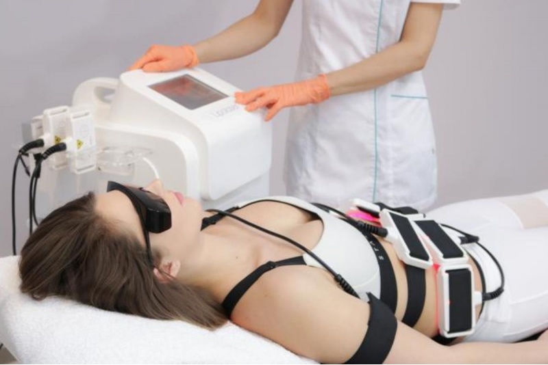 Kūno formas dailinanti Lipo Laser procedūra su Vacu Shaper treniruote