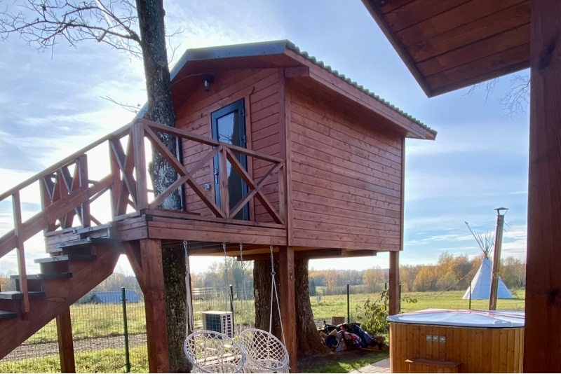 Nakvynė su nameliu medyje sodyboje „Lake house“ Anykščiuose 1-6 asmenims