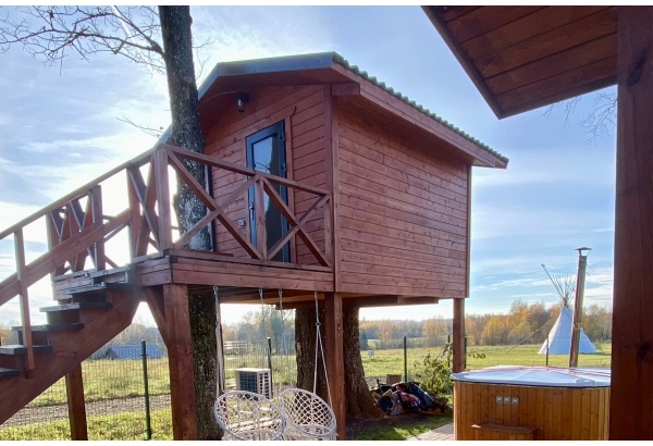 Nakvynė su nameliu medyje sodyboje „Lake house“ Anykščiuose 1-6 asmenims
