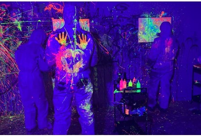Tapybos užsiėmimas vienam “Splatter neoninė patirtis” Vilniuje
