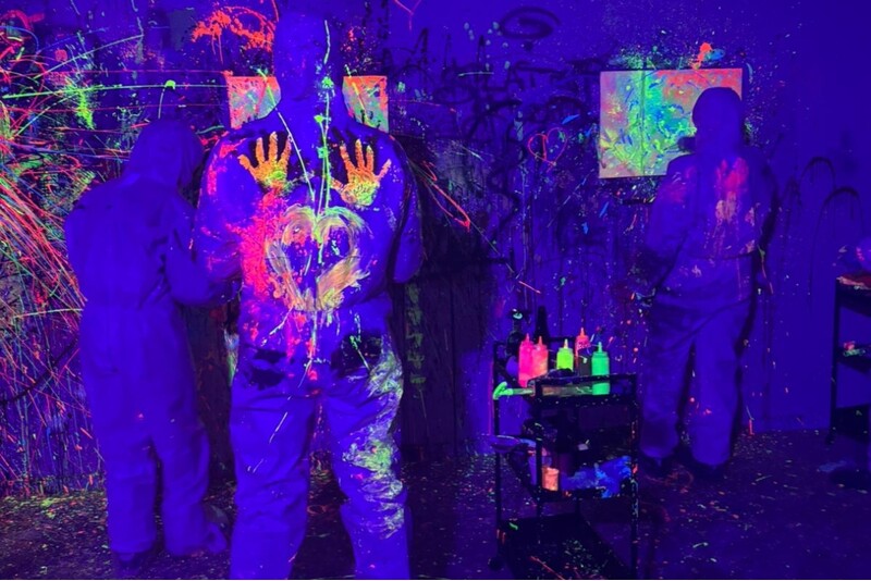 Tapybos užsiėmimas vienam “Splatter neoninė patirtis” Vilniuje