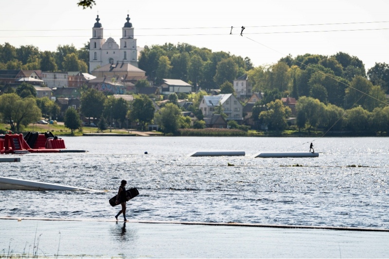 Čiuožimas vandenlente „Wake Inn“ vandenlenčių parke Zarasuose