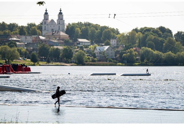 Čiuožimas vandenlente „Wake Inn“ vandenlenčių parke Zarasuose