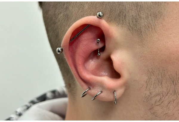 Auskarų vėrimas į kremzlę salone „VEAN TATTOO & PIERCING“