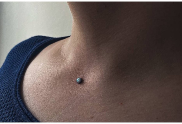 Giluminio auskaro vėrimas salone „VEAN TATTOO & PIERCING“