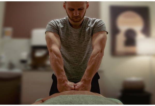 Giliųjų audinių viso kūno masažas studijoje “MR. M. Massage” Vilniuje
