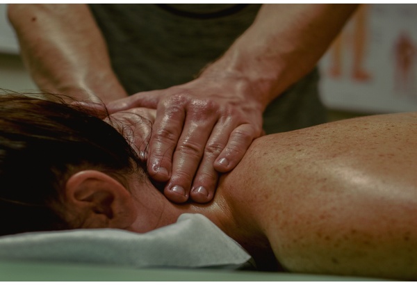 Pečių masažas studijoje “MR. M. Massage” Vilniuje