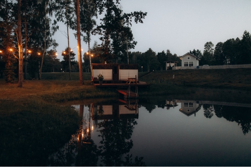 Nakvynė namelyje „Bārtas Krasta“ su poilsiu kubile ir pirtyje