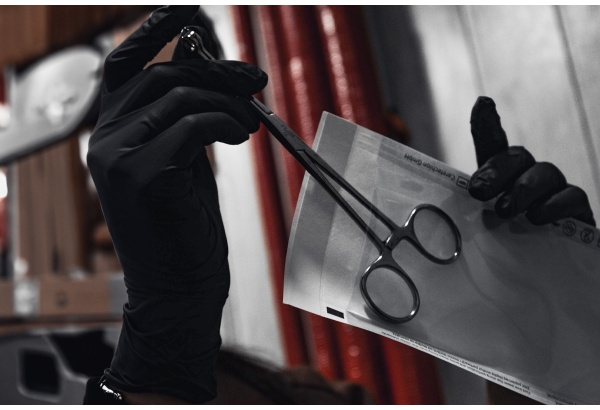 Auskarų vėrimas į krūtinės spenelį salone „VEAN TATTOO & PIERCING“