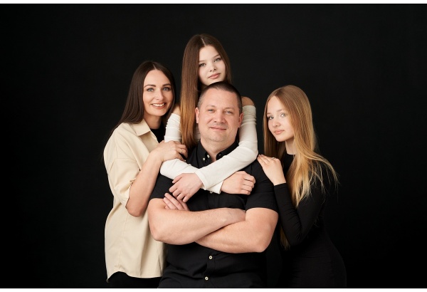 Šeimos portreto fotosesija studijoje Vilniuje