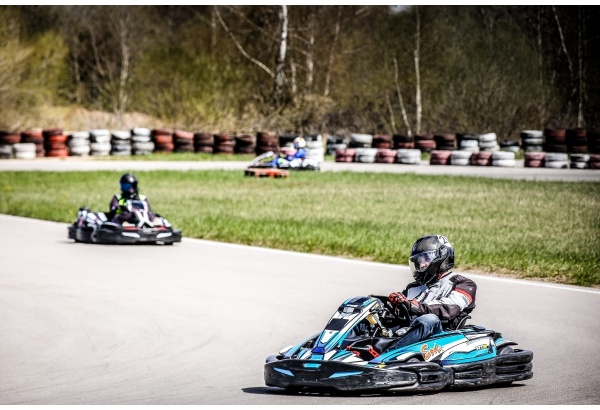 Pasivažinėjimas 9AG kartingu kartodrome „Mande“ Šiauliuose