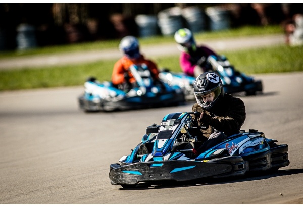 Pasivažinėjimas dviviečiu 13AG kartingu dviem Šiauliuose