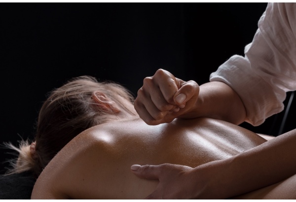 Atpalaiduojantis viso kūno masažas masažo salone Mystic SPA Vilniuje