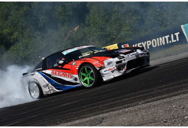 Driftink pats su instruktoriumi „SIDE to SIDE Drift Team“ Vilniuje