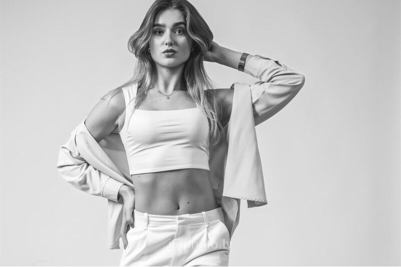 Juodai balta ir spalvota fotosesija be fotografo studijoje „Im photo“ Rygoje
