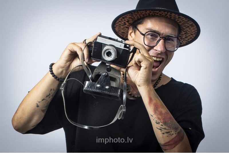Juodai balta ir spalvota fotosesija be fotografo studijoje „Im photo“ Rygoje