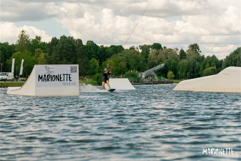 Čiuožimas vandenlentėmis 2 asmenims vandenlenčių parke „Marionette Wakepark“ Šiauliuose